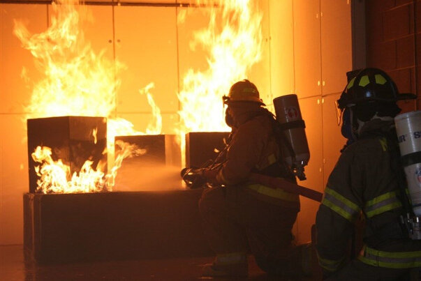 ببینید | آتشسوزی مهیب در یک مجتمع تجاری در هند ببینید | آتشسوزی مهیب در یک مجتمع تجاری در هند
