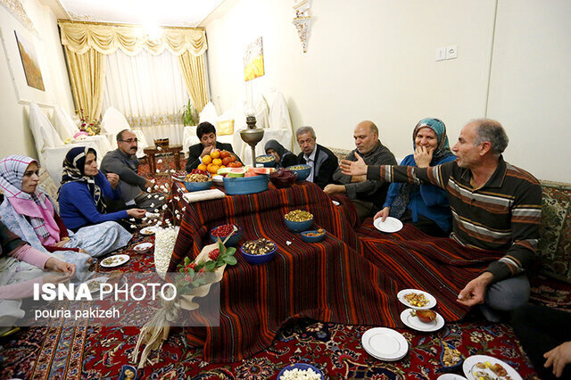 مردمی که در جمع های دوستانه و خانوادگی از جنگ و راه حل نظامی و سیاسی حرف می زنند یا در باره اقتصاد نظر می دهند در واقع می گویند"به فردا امید داریم"