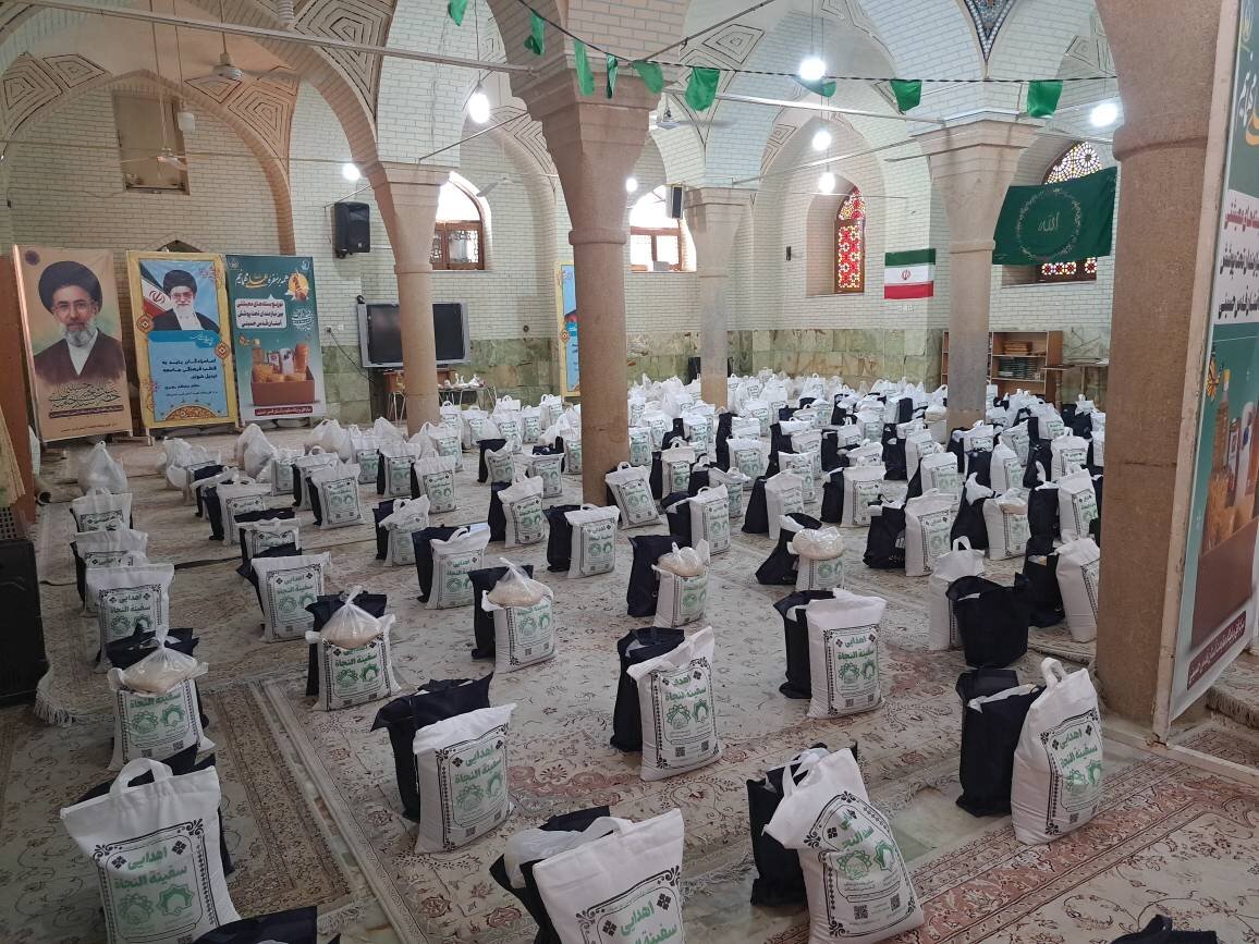 توزیع پنج هزار بسته معیشتی در فارس/۲۰۰ بسته در حرم حضرت سیدعلاءالدین حسین(ع) توزیع شد توزیع پنج هزار بسته معیشتی در فارس/۲۰۰ بسته در حرم حضرت سیدعلاءالدین حسین(ع) توزیع شد